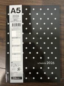 セリア　スケジュール帳　2026年　バーチカル　A5